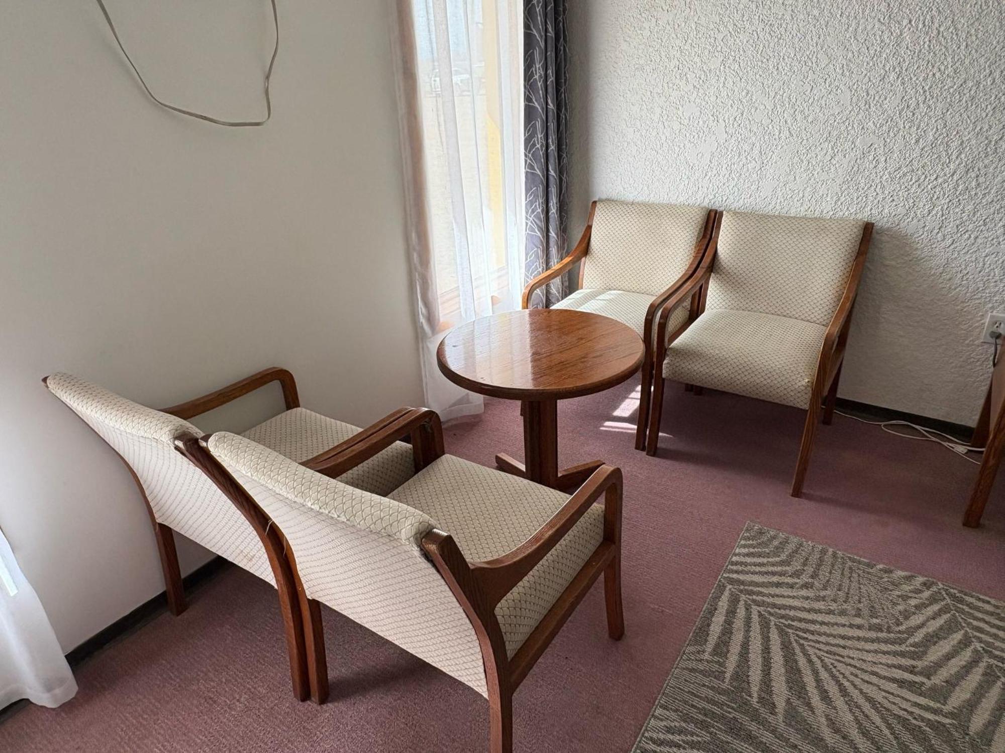 Maple Creek Motor Inn 외부 사진