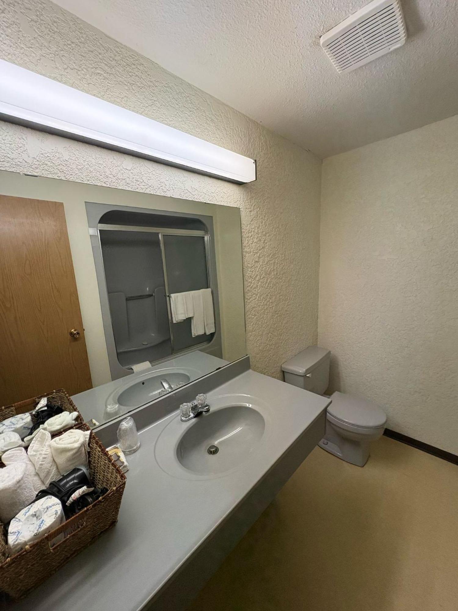 Maple Creek Motor Inn 외부 사진