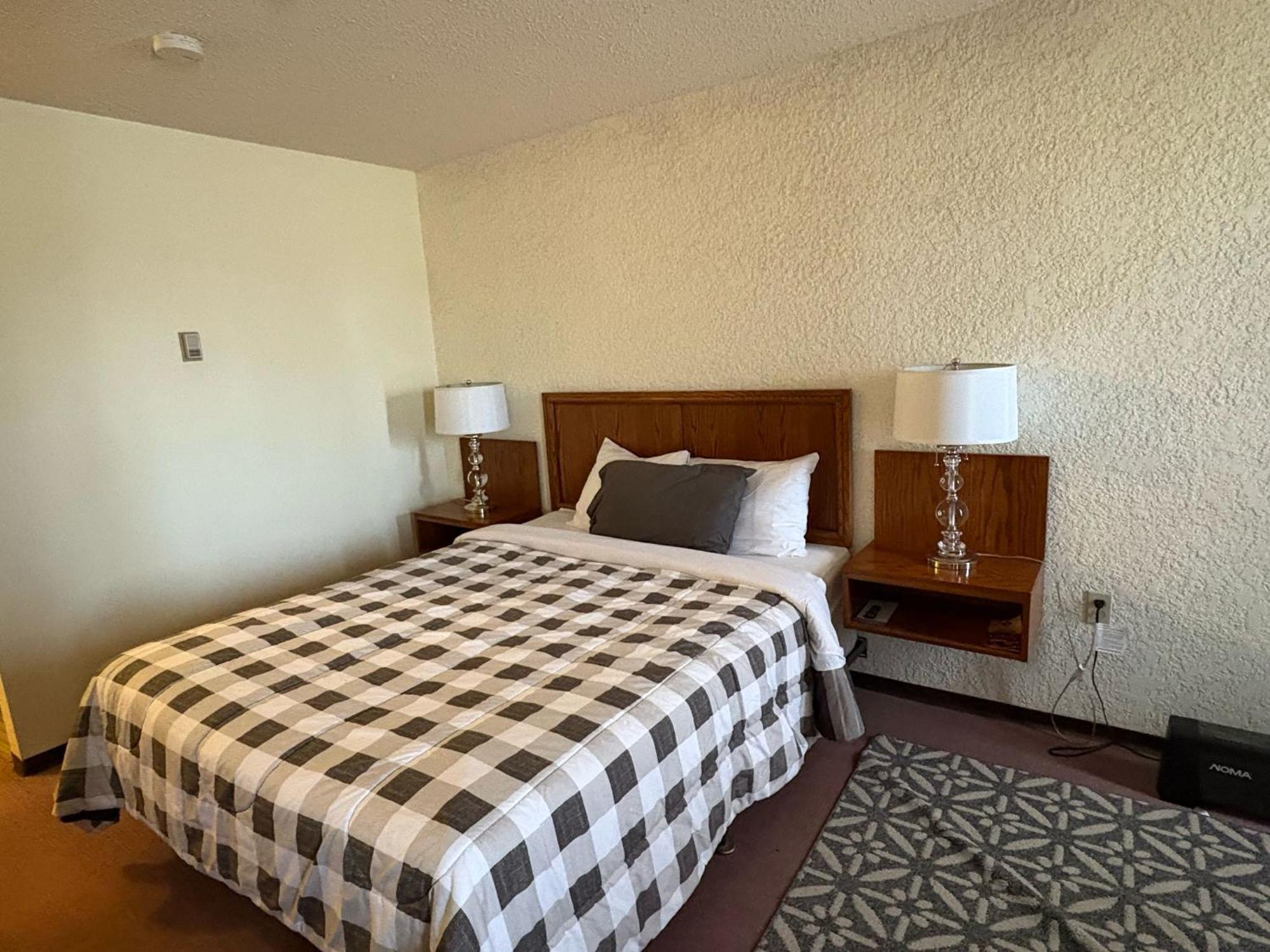 Maple Creek Motor Inn 외부 사진